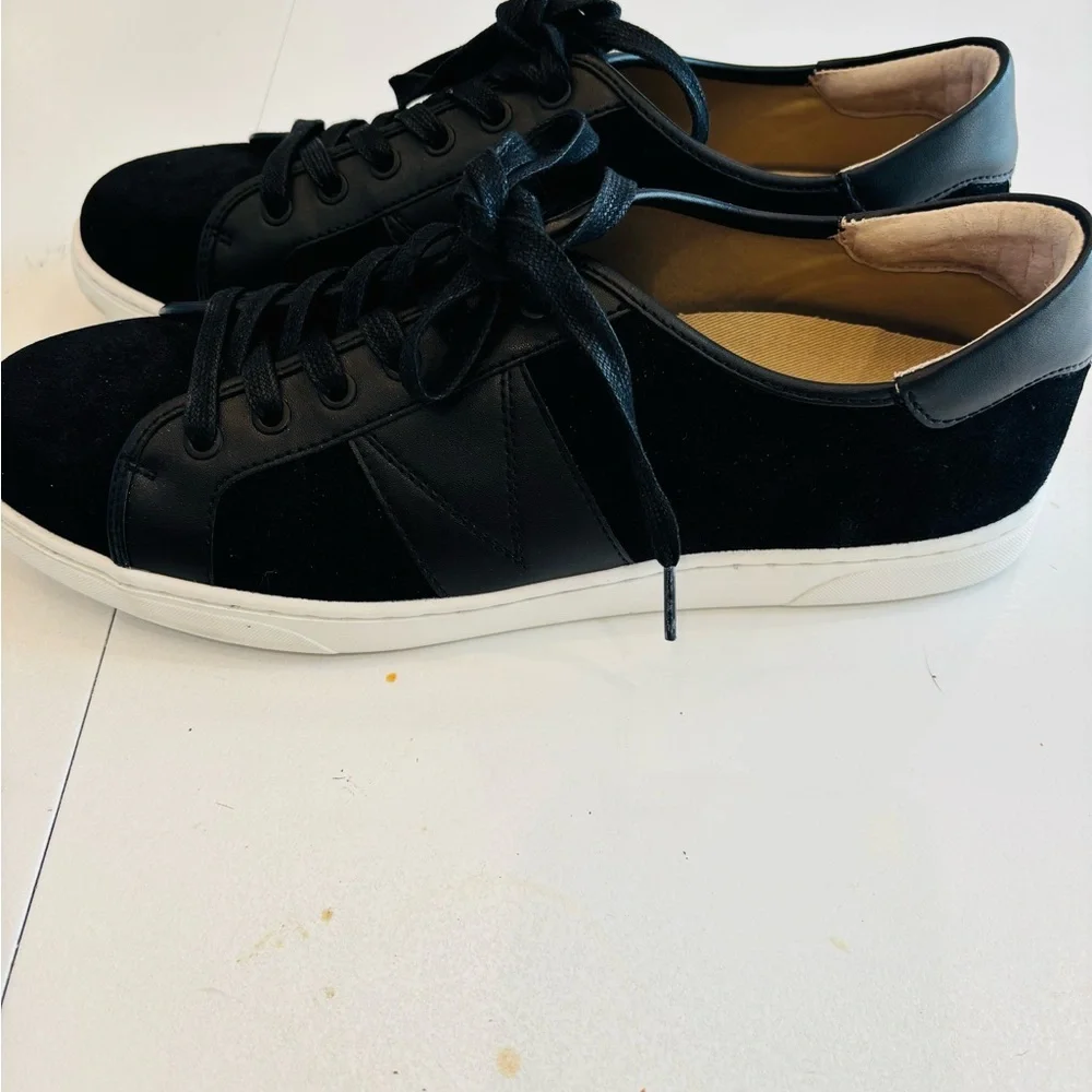 Vionic Jerome Black and White Men's lace-up Sneakers size 10.5
